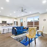 Resort Style Bywater Condo W Pool Gym & Parking!