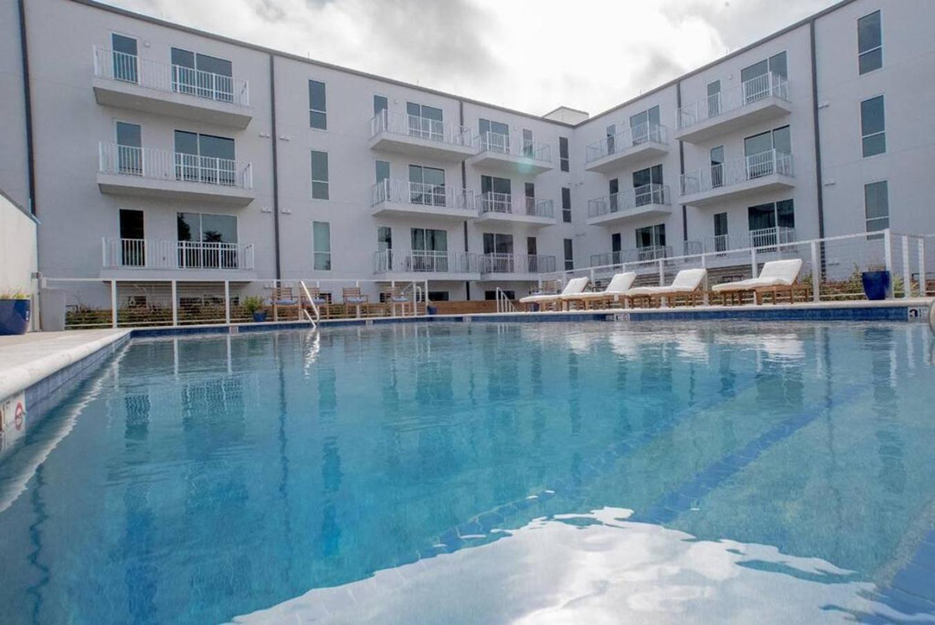 Style Bywater W Pool Gym & Parking! *