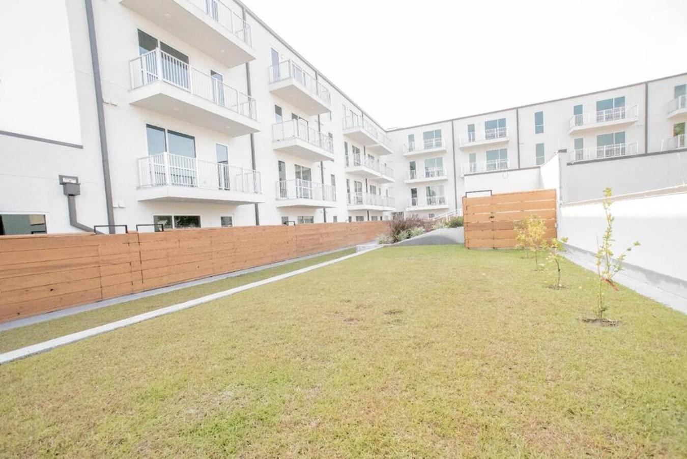 Style Bywater W Pool Gym & Parking! Holiday home
