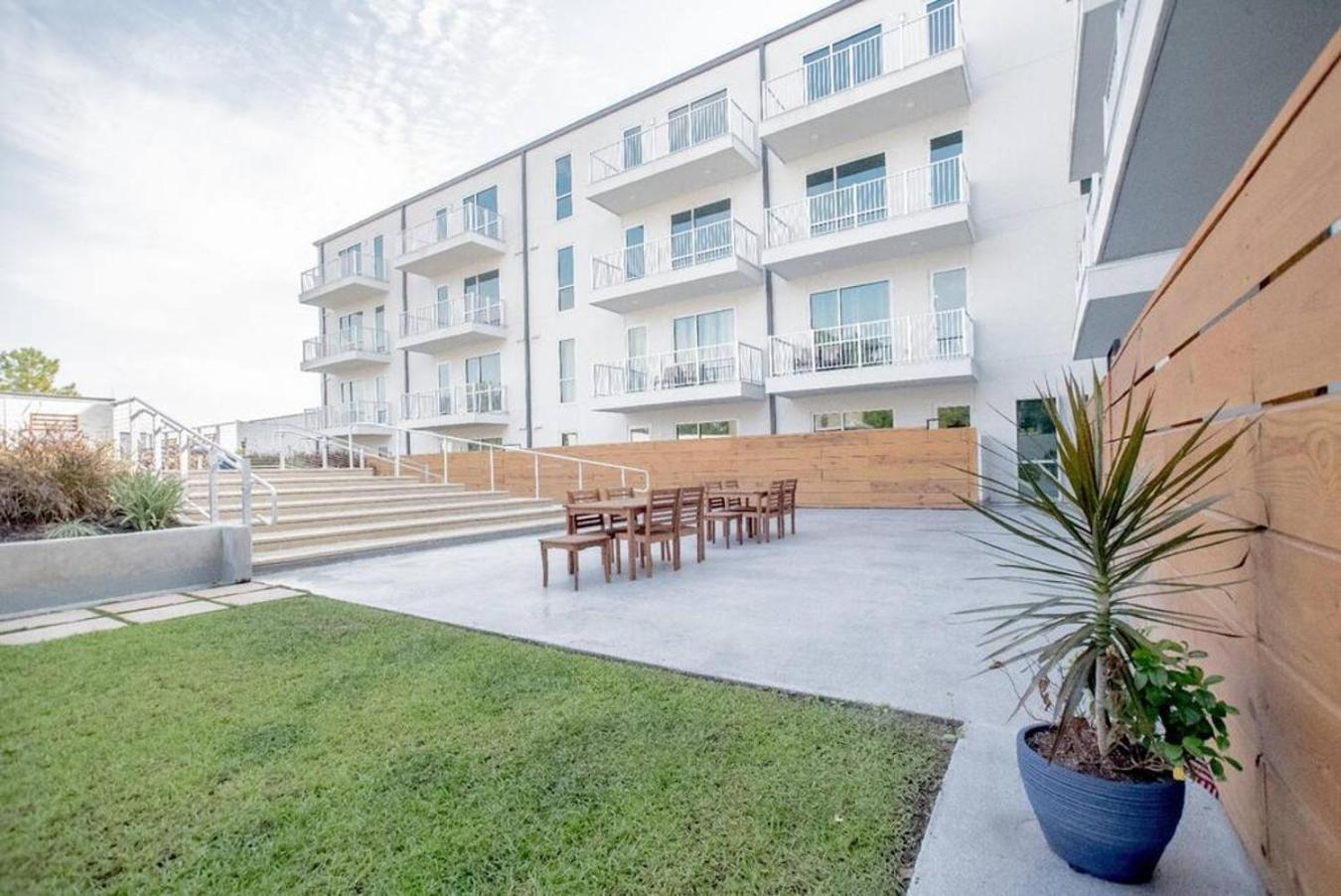 Holiday home Style Bywater W Pool Gym & Parking!
