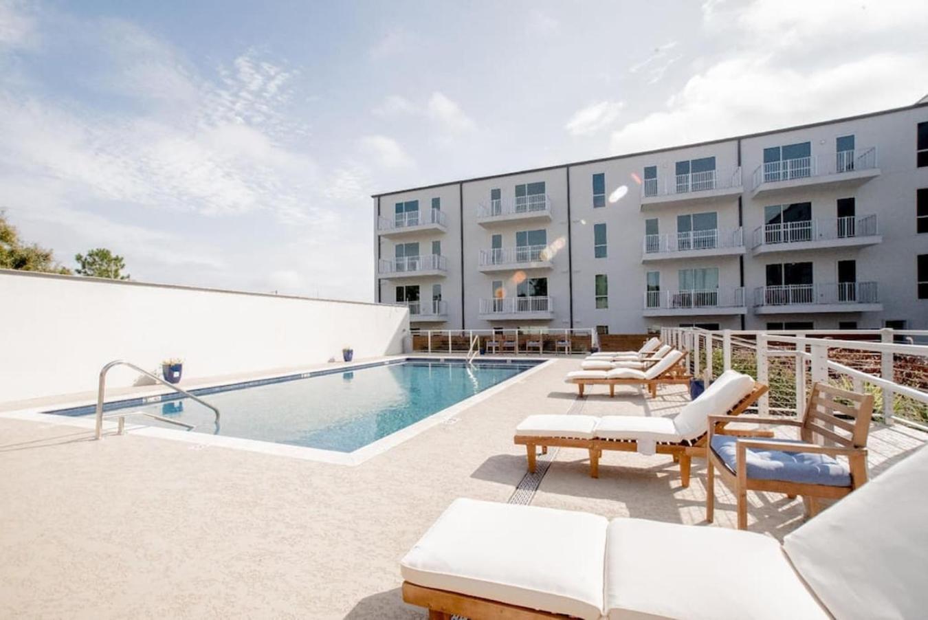 Style Bywater W Pool Gym & Parking! *