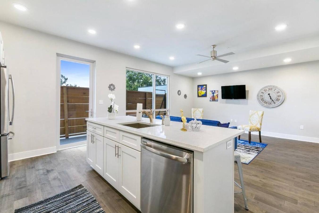 Holiday home Style Bywater W Pool Gym & Parking!