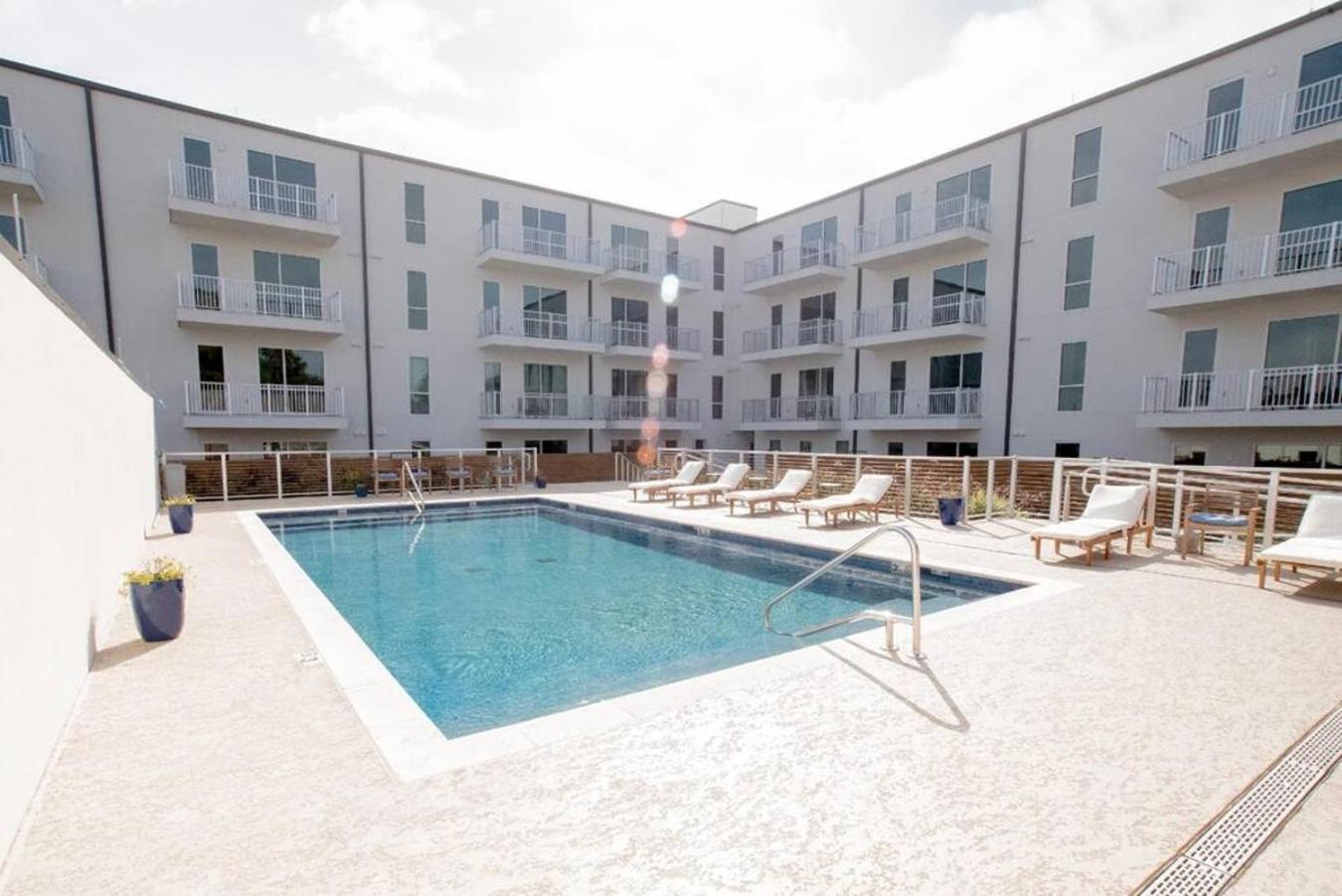 Style Bywater W Pool Gym & Parking! *