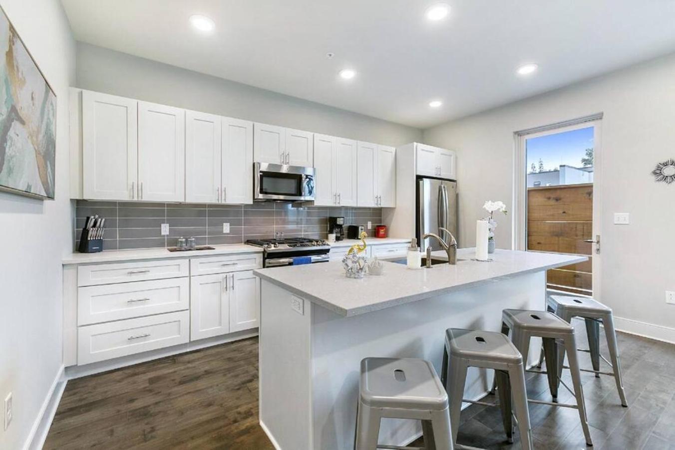 Style Bywater W Pool Gym & Parking!